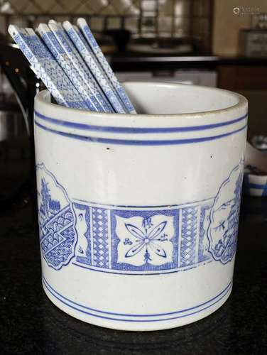 CHINESE BLUE AND WHITE BRUSH POT