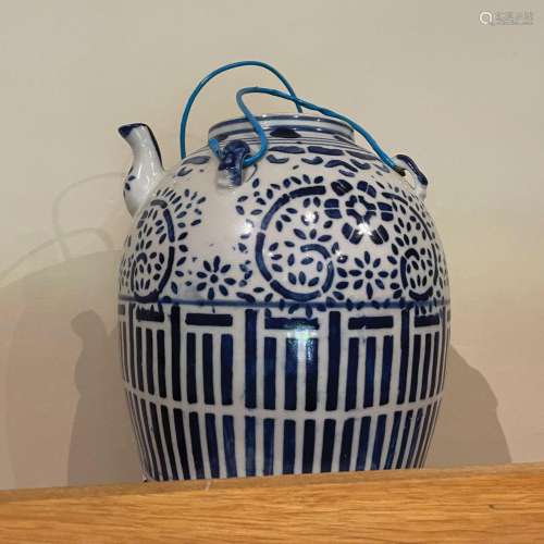 LARGE CHINESE BLUE AND WHITE TEAPOT