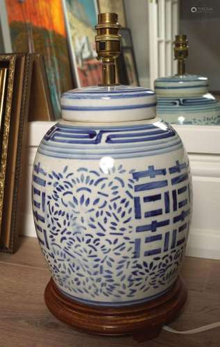 CHINESE BLUE AND WHITE TABLE LAMP