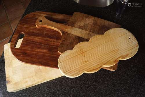 GROUP OF 4 CHOPPING BOARDS