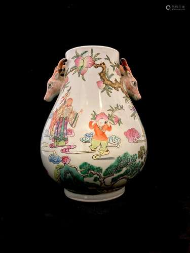 Vase HU, en porcelaine et émaux polychrome à décor d'une jeu...