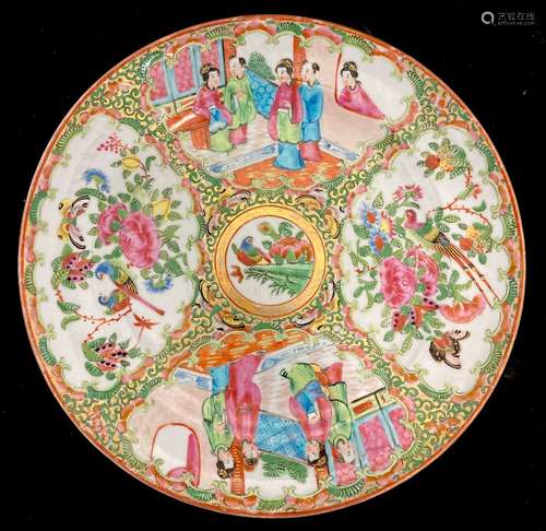 Canton, assiette en porcelaine à décor de scènes de palais a...