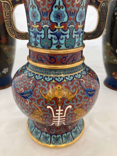 Un ensemble de cloisonnés comprenant: Chine: vase style ZUN ...