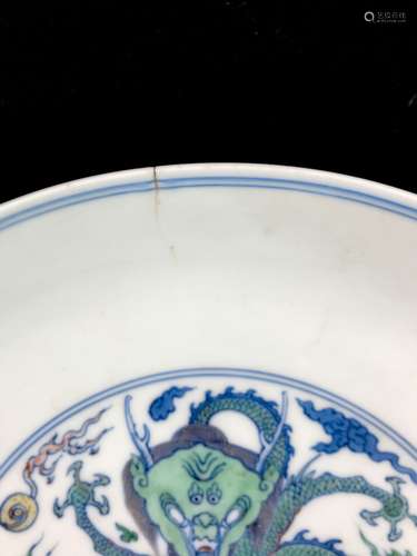 DouCai Un plat creux en porcelaine et émaux de Dou Cai, à dé...