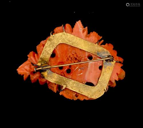 Une broche en corail peau d'ange ajourée de fleurs. Long: 6,...