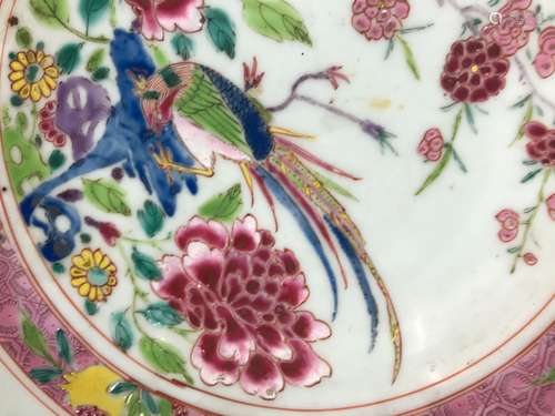 Chine - Porcelaine et émaux de la famille rose. Une assiette...