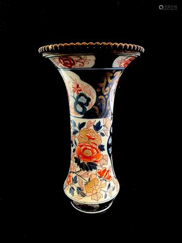 JAPON, Imari, vase cornet à décor sur deux registres de fleu...