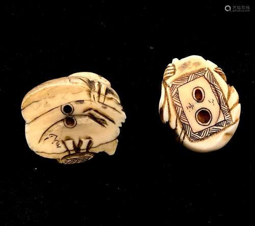 Deux Netsuke représentant Daikoku, et un sage déroulant un m...