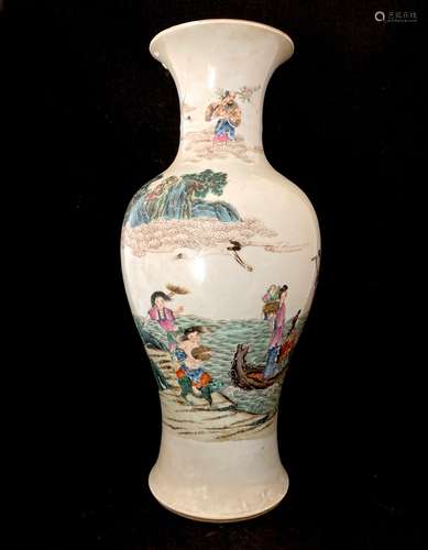 Chine - Vase Balustre en porcelaine émaux de la famille rose...