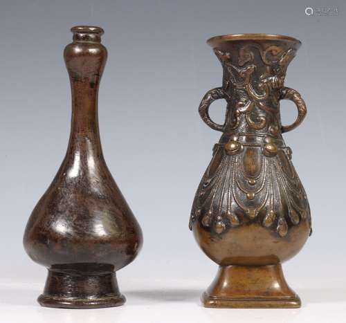 China, twee bronzen vaasjes, Ming/ Qing-dynastie,