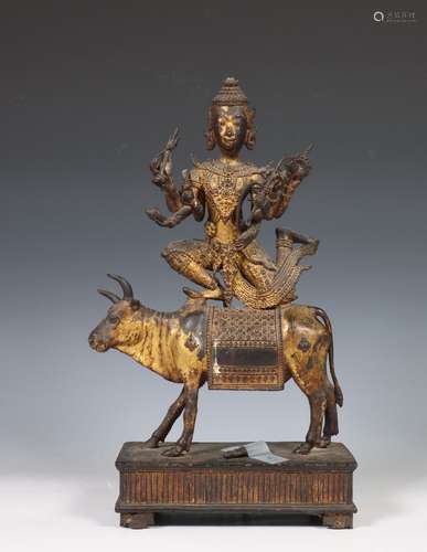 Thailand, verguld bronzen figuur van Shiva op zijn rijdier, ...