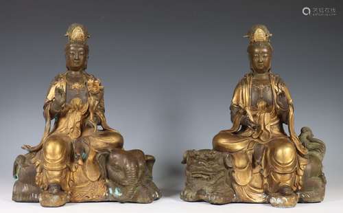 China, paar verguld bronzen sculpturen, 20e eeuw,