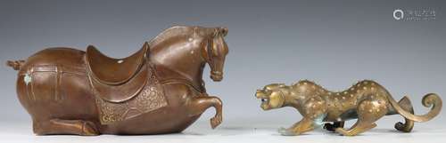 China, twee bronzen sculpturen, 20e eeuw,