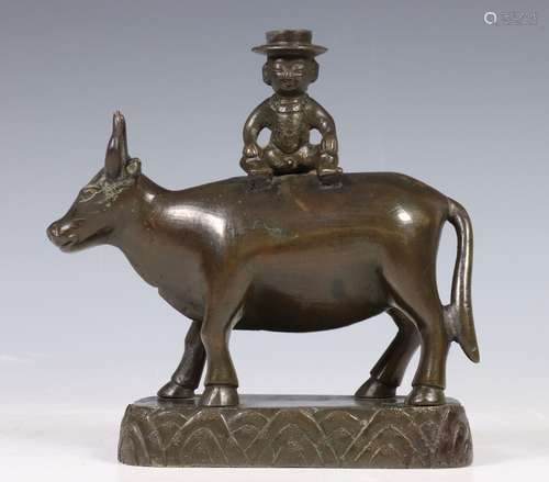 China, bronzen figuur van een jongen gezeten op buffel, 18e ...