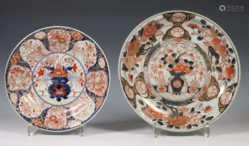 Japan, twee Imari borden, Edo periode