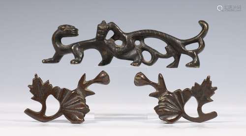 China, drie bronzen penselenhouders, 19e-20e eeuw,