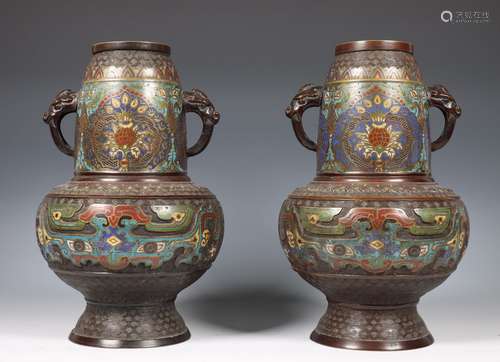 China, paar bronzen cloisonné vazen, begin 20e eeuw,