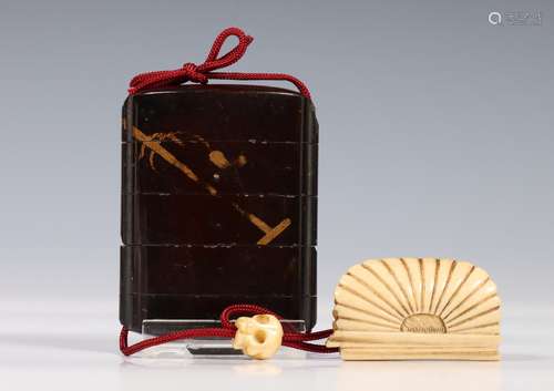 Japan, zwart lakwerk inro met ivoren netsuke, late 19e eeuw,