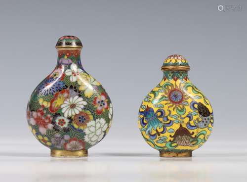 China, twee cloisonné geëmailleerde snuifflesjes, 19e-20e ee...