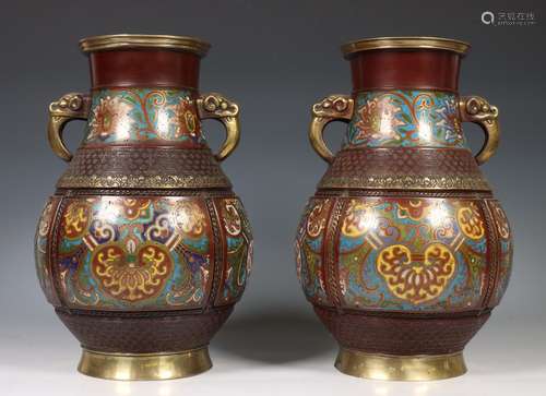 China, paar cloisonné emaille vazen, 20e eeuw,