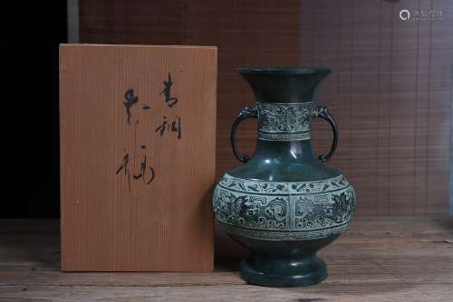 铜铸饕餮纹花瓶