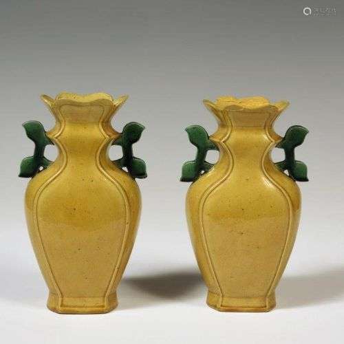 ChinePaire de vases en biscuit émaillé jaune, les anses à fo...