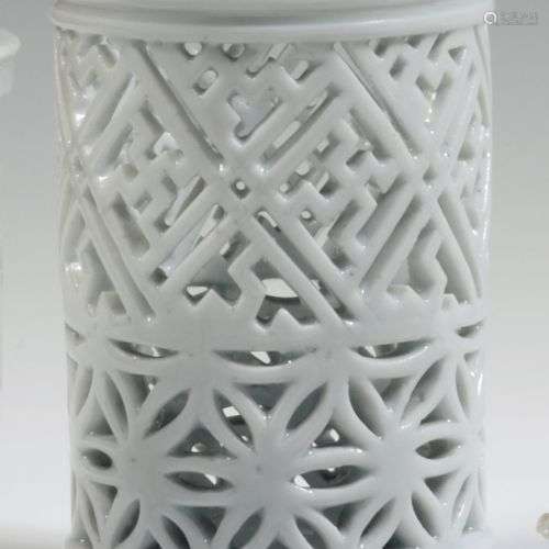 ChinePorte-pinceaux cylindrique en porcelaine blanc-de-Chine...