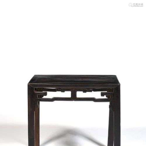 Table en bois de teck, la ceinture ajourée. Chine, XIXe sièc...