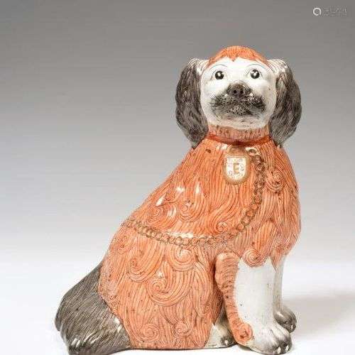 ChineChien assis en porcelaine, le pelage corail et gris.Fin...