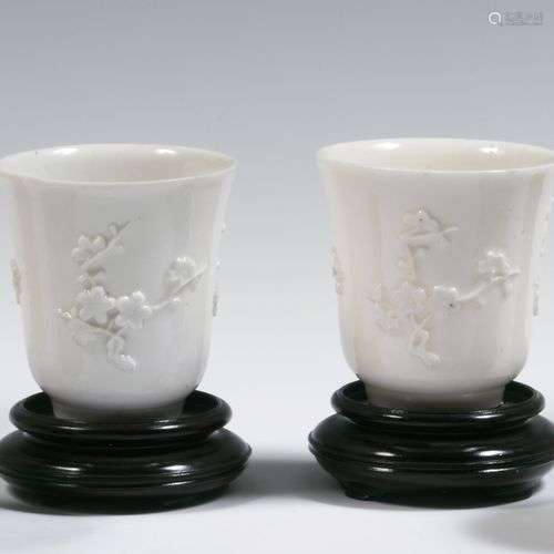 ChineDeux gobelets en porcelaine blanc-de-Chine à décor de b...