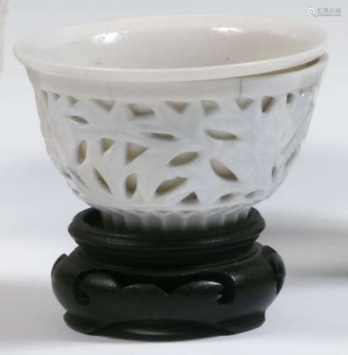 ChinePaire de bols en porcelaine blanc-de-Chine à double par...