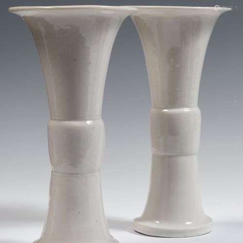 ChinePaire de vases de forme gu en porcelaine blanc-de-Chine...