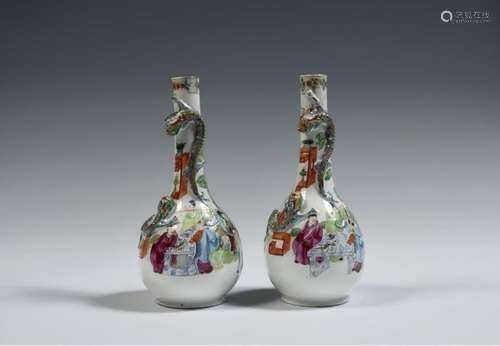 ChinePaire de vases bouteille piriforme en porcelaine à déco...