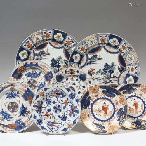 ChineDeux plats ronds en porcelaine à décor bleu, rouge, ver...