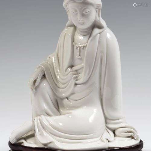 ChineFigure de Guanyin assise en porcelaine blanc-de-Chine.X...