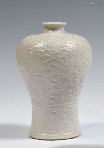 ChineDeux vases meiping en porcelaine blanche à décor en rel...