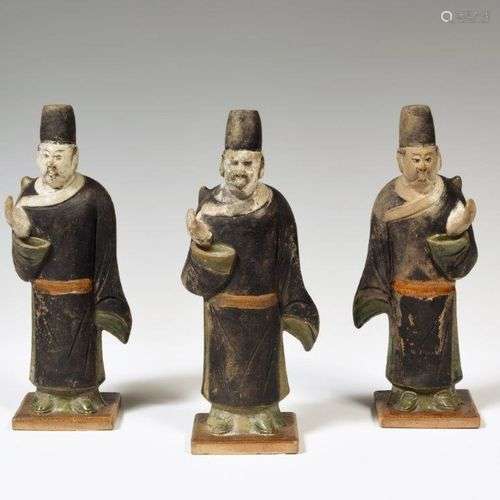 Trois statuettes en terre cuite émaillée polychrome, représe...