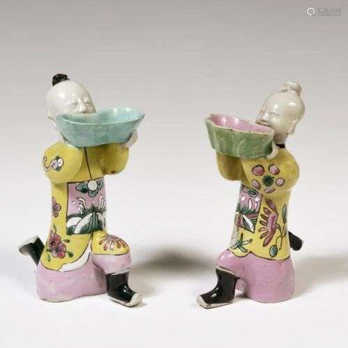 ChinePaire de coupes en porcelaine formées d’enfants, un gen...