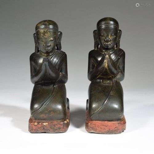 Deux statuettes en bois laqué, représentant deux adorants ag...