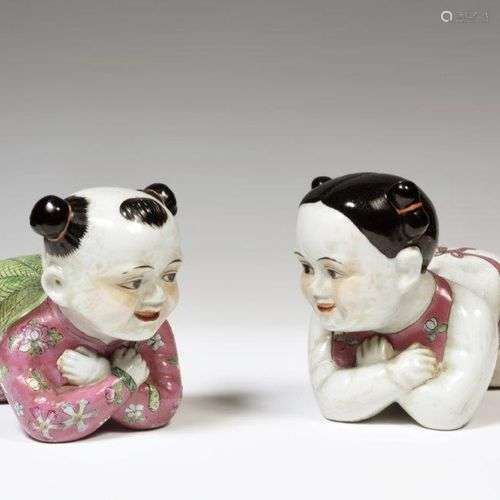 ChineDeux oreillers en porcelaine en forme d’enfant couché à...