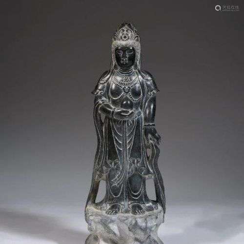 Importante statue en pierre dure noire, représentant Guanyin...