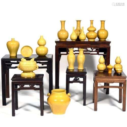 Vase meiping en porcelaine émaillée jaune, à décor incisé de...