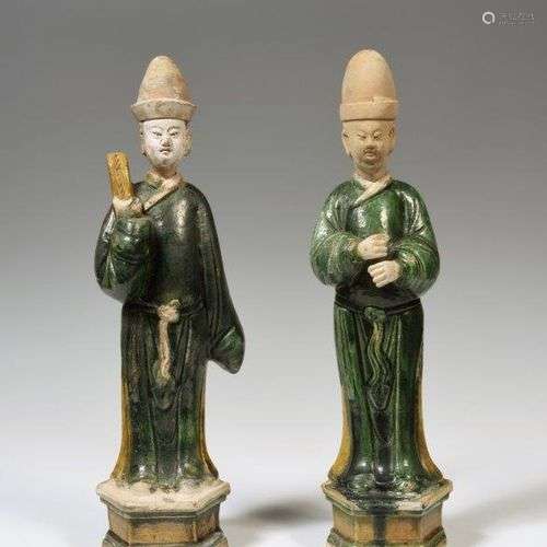 Deux statuettes en terre cuite émaillée vert foncé, figurant...