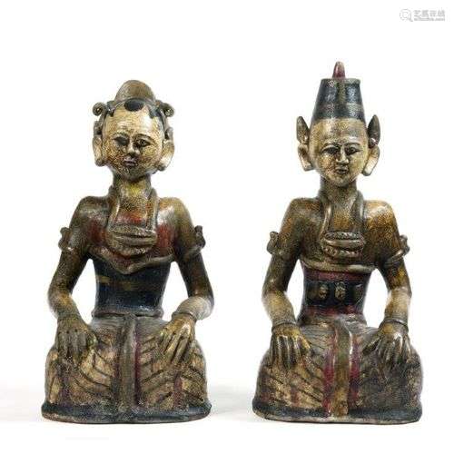 Deux statuettes en bois polychrome, représentant un couple d...