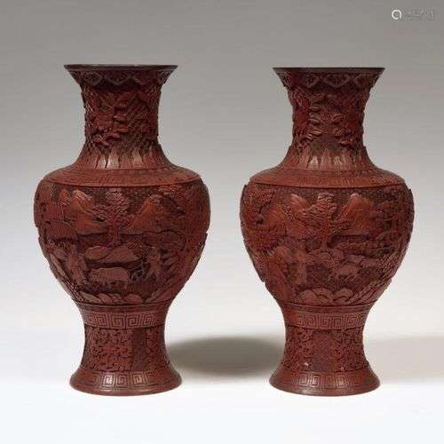 Paire de vases balustres en laque de cinabre sur âme en méta...