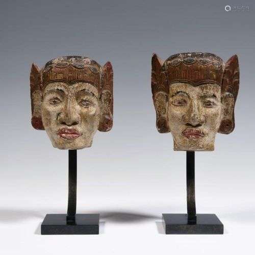 Deux têtes d’adorants en bois laqué polychrome. Birmanie, fi...