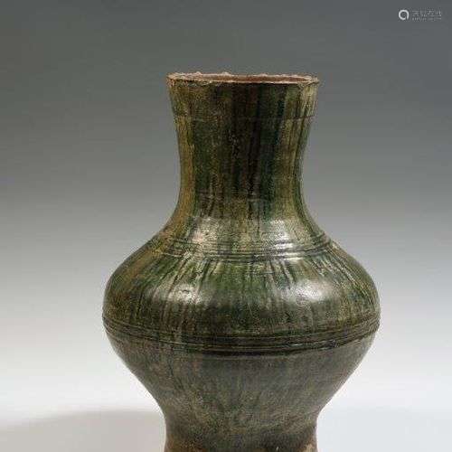 Vase Hu en terre cuite et traces d’irisation.Chine, période ...
