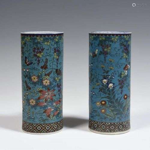 Paire de vases cylindriques en porcelaine émaillée à l’imita...