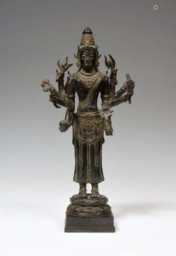 Statue en bronze, représentant un boddhisattva debout sur un...