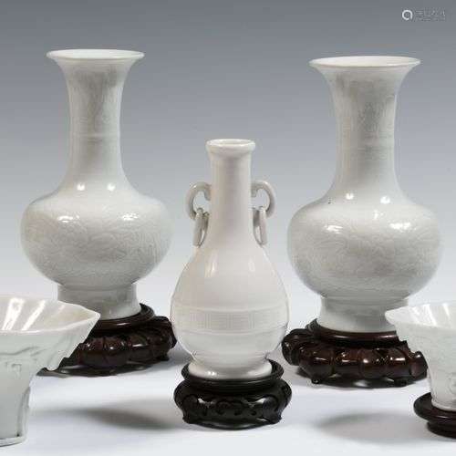 ChinePaire de vases de forme balustre en porcelaine blanc-de...